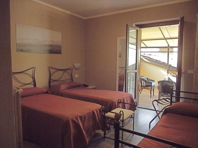 Standard Triple room