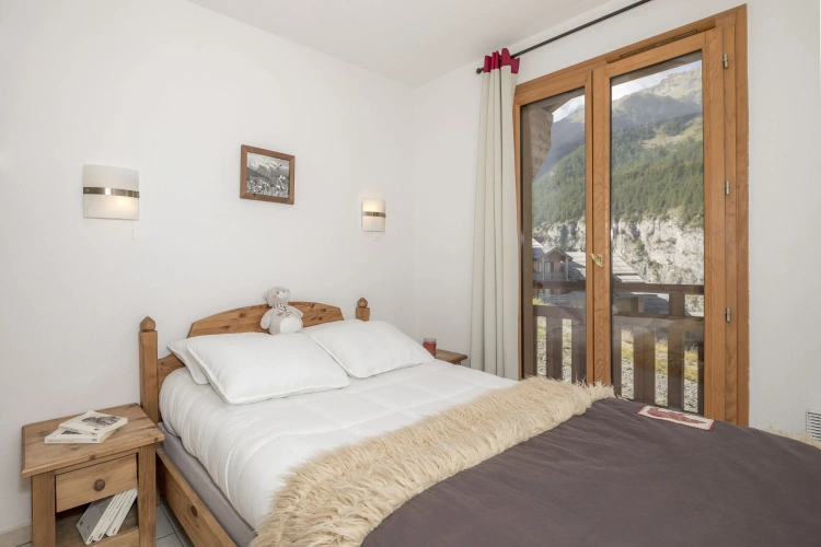 1 Bedroom Apartment with mountain view
