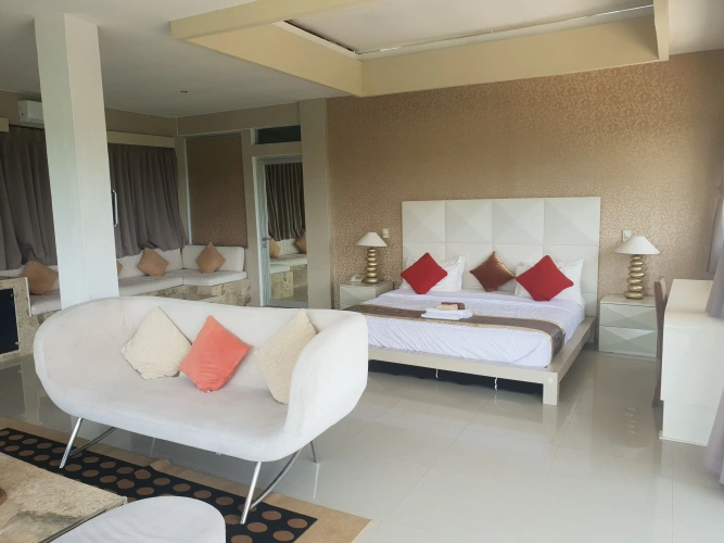 5 Bedrooms Villa