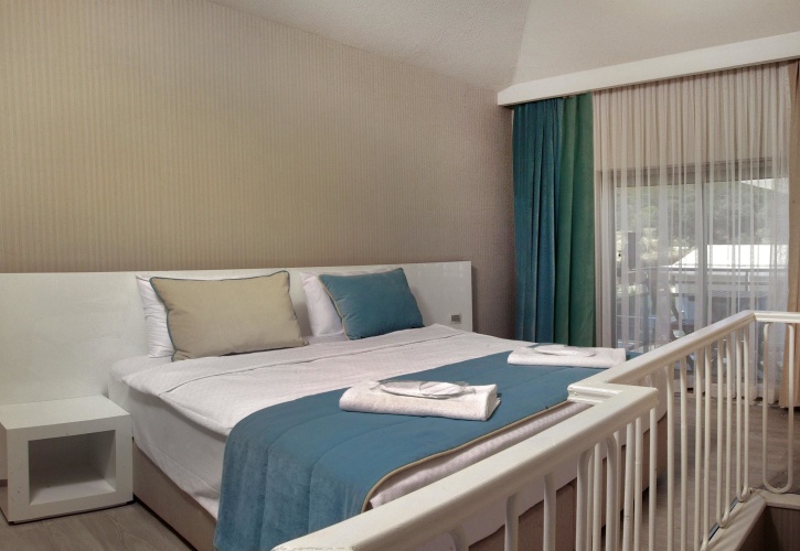 Deluxe room with pool view