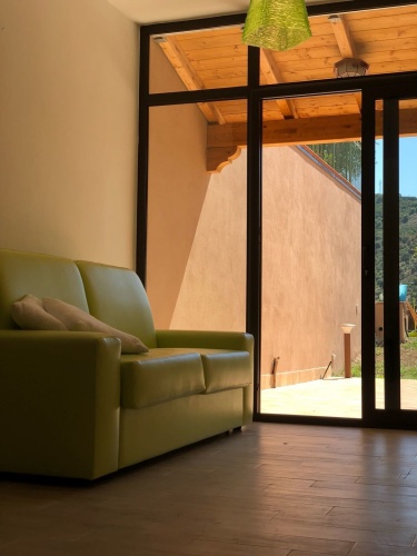 2 Bedrooms Standard Family room with garden view
