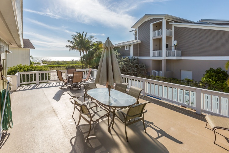 5 Bedrooms Cottage with balcony and beachfront