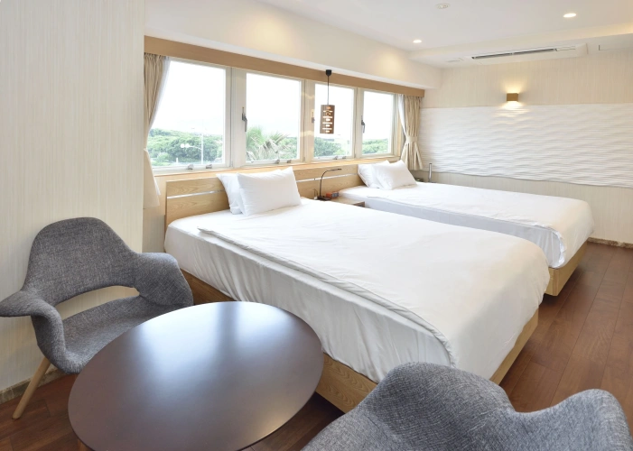 Grand Twin room with partial ocean view