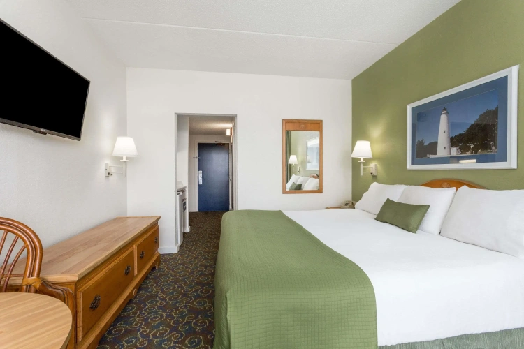 Double room with partial ocean view