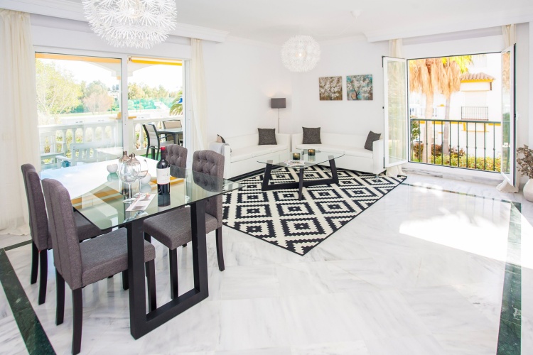 2 Bedrooms Quadruple Apartment with garden view