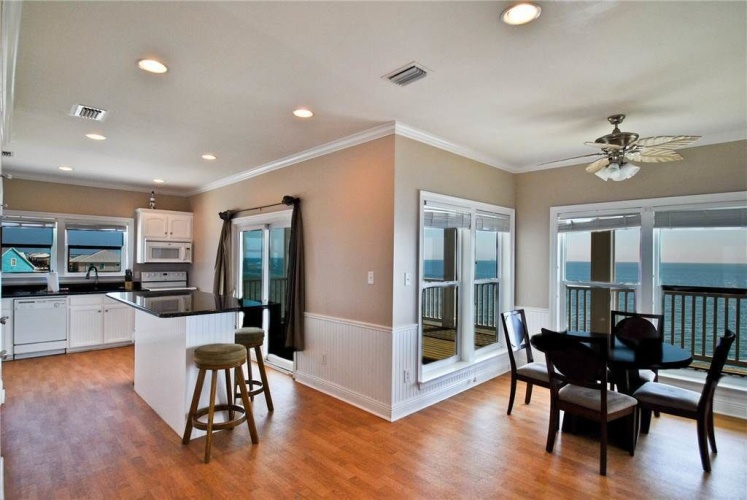 4 Bedrooms Cottage with balcony and beachfront