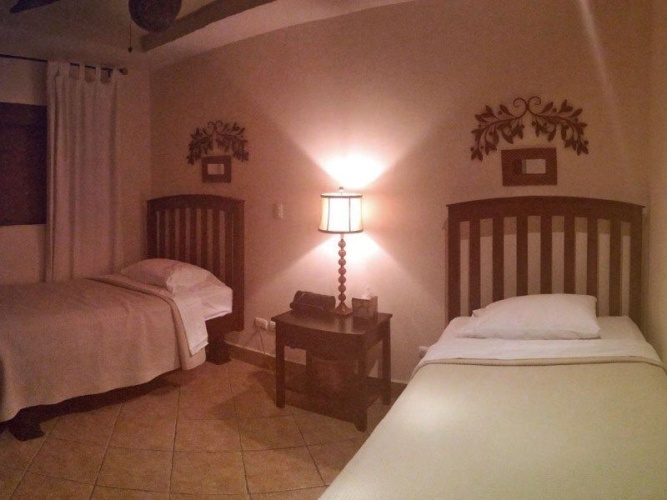 2 Bedrooms Standard Sextuple Family room with courtyard view