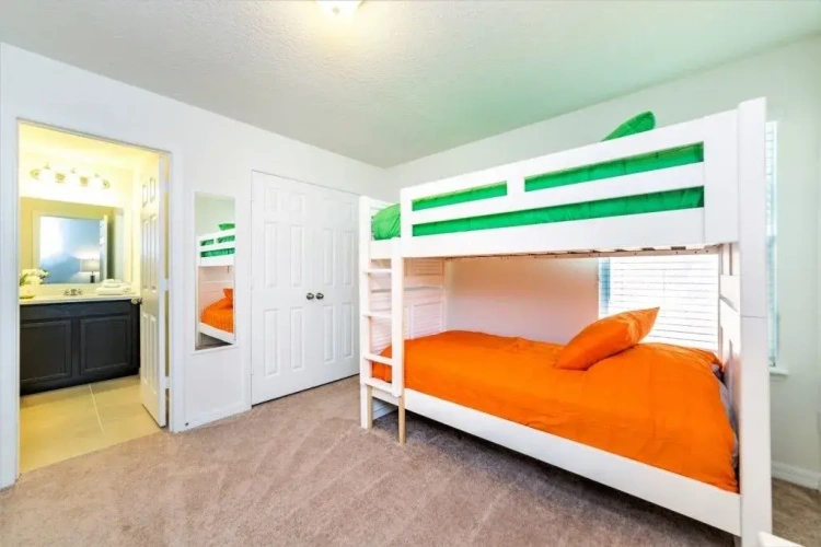 6 Bedrooms Villa