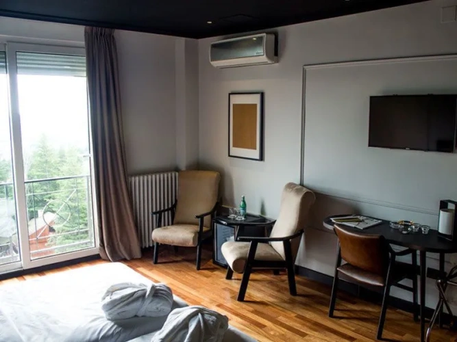 Twin room with reservoir view