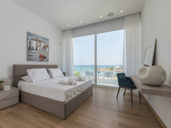 5 Bedrooms Villa