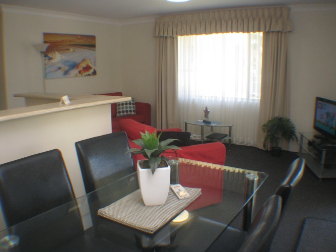 2 Bedrooms Apartment with garden view