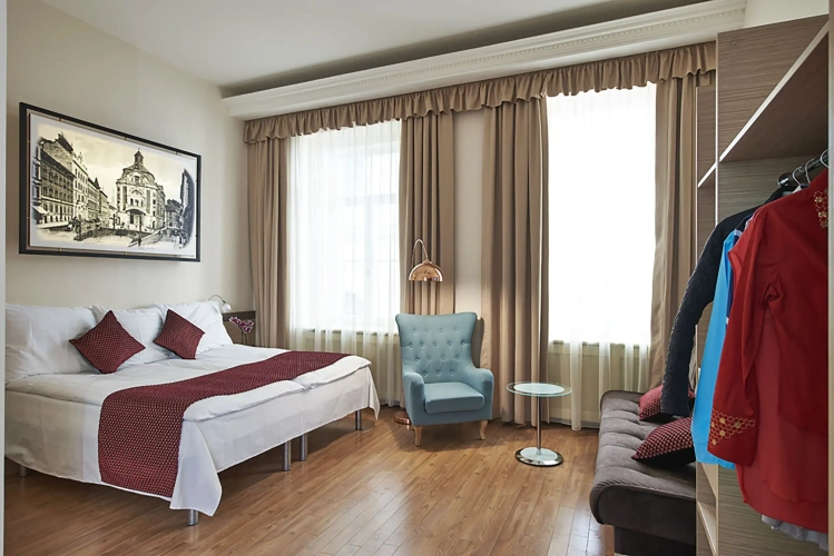 Deluxe Sextuple Suite
