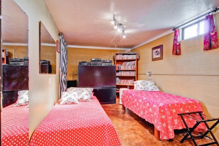 4 Bedrooms Cottage