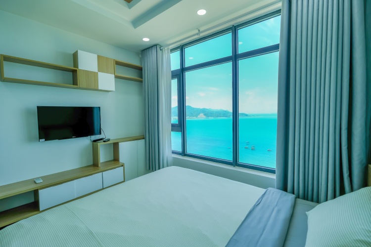 2 Bedrooms Apartment seafront