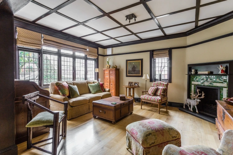 4 Bedrooms Apartment