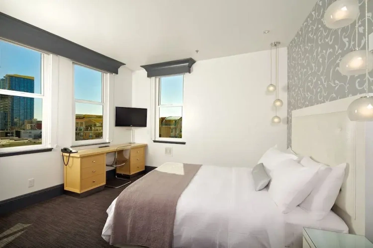 Standard Double room with city view
