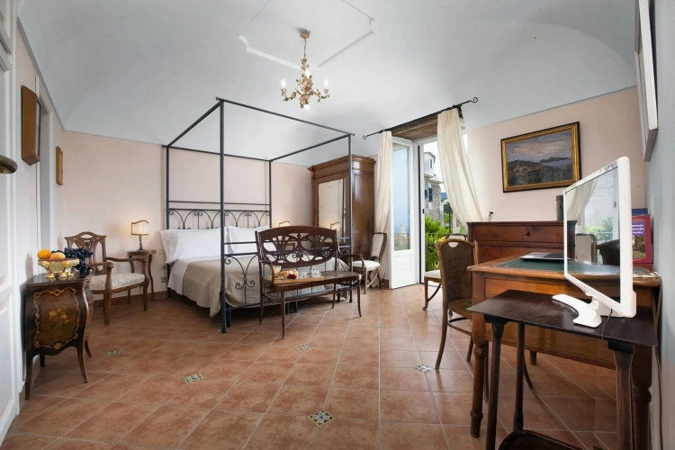6 Bedrooms Villa