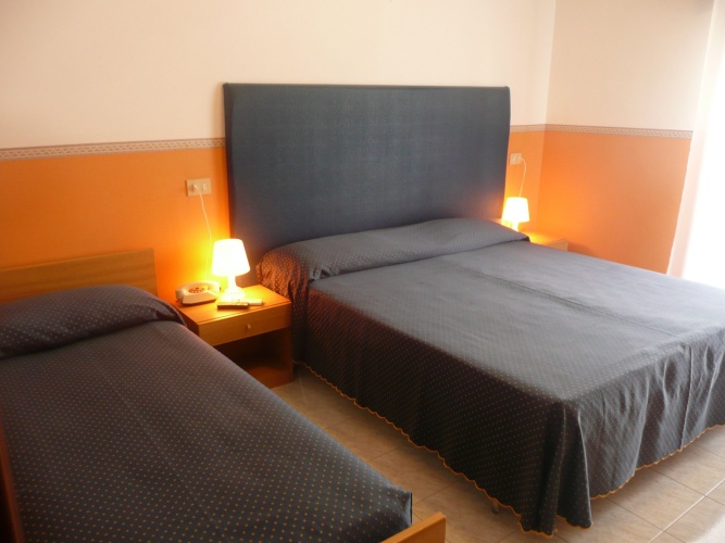 Standard Triple room