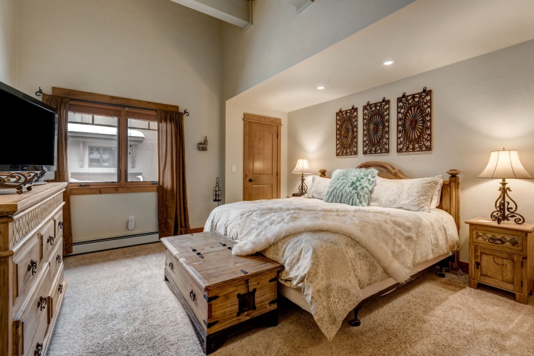 4 Bedrooms Standard room with balcony and with mountain view