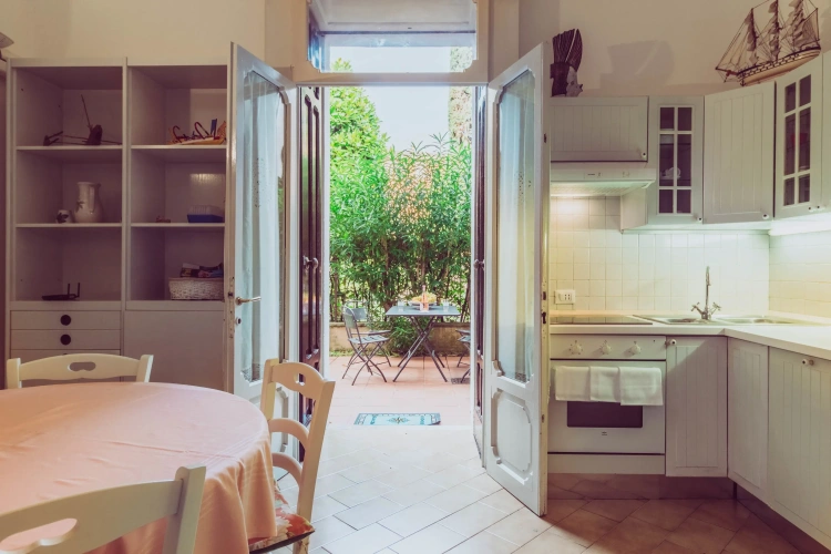 1 Bedroom Standard Triple Basement room