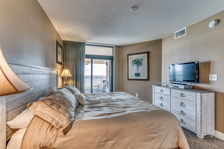 4 Bedrooms Standard room with balcony and beachfront