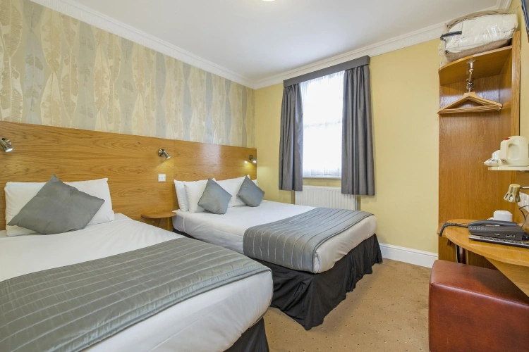 Standard Triple room