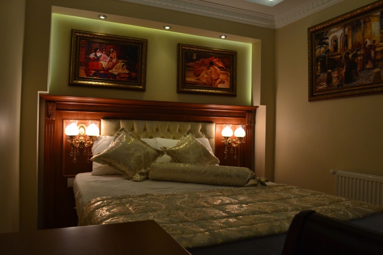 Deluxe Sextuple Suite
