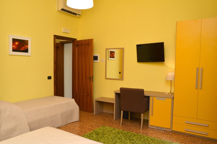 Standard Triple room