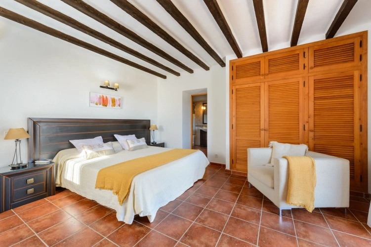 6 Bedrooms Villa