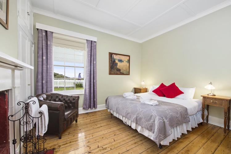 2 Bedrooms Sextuple Cottage