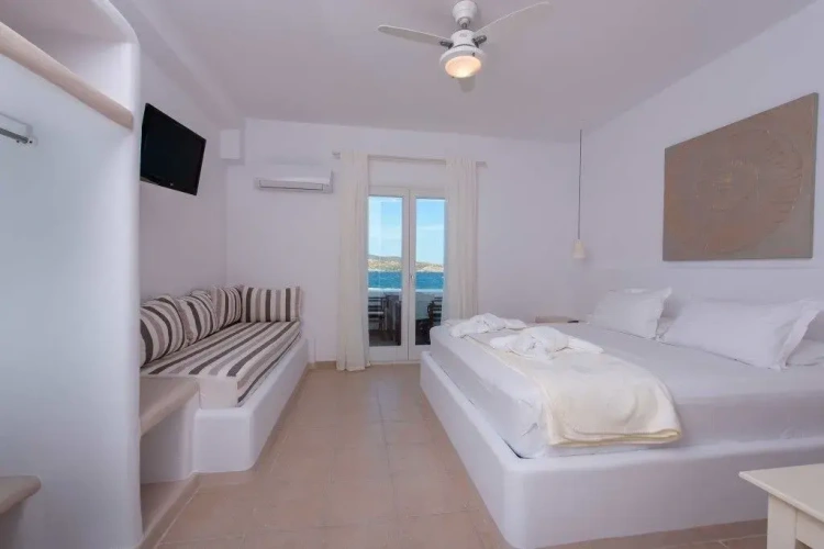 Standard Triple room with sea view