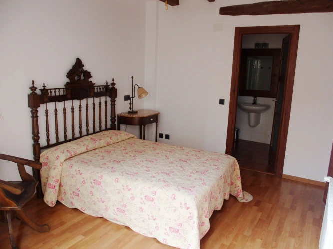 5 Bedrooms Cottage