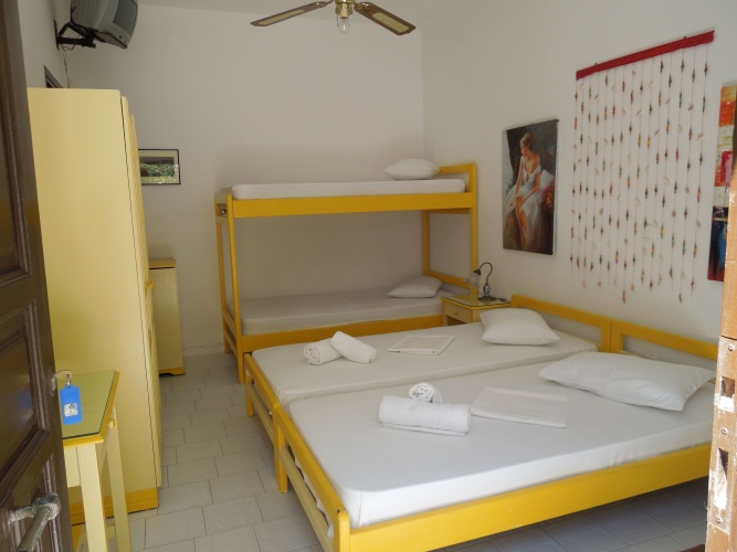 Standard Triple room