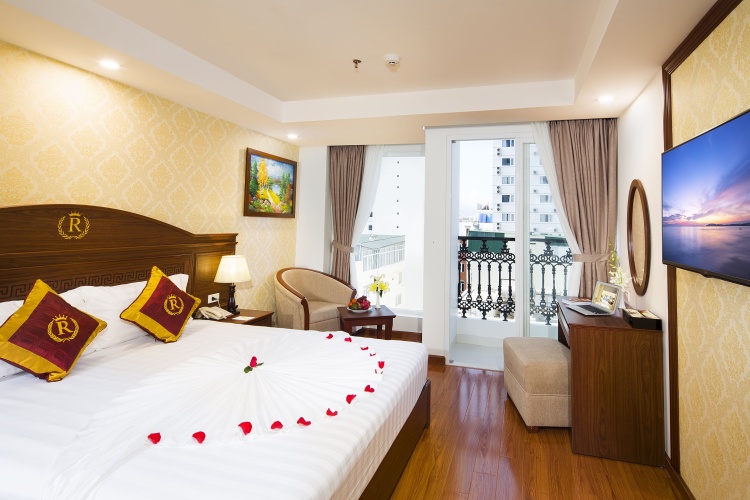 Deluxe room with balcony and with city view