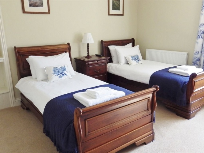 Standard Twin room with garden view