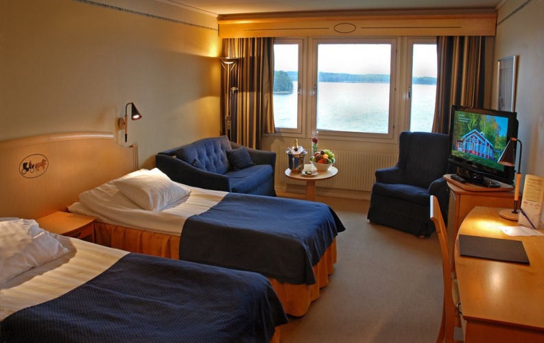 Standard Twin room with lake view