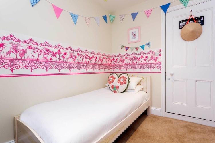 4 Bedrooms Cottage
