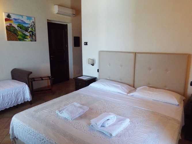 Standard Triple room