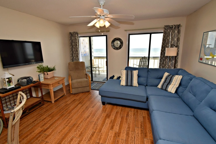 3 Bedrooms Standard room with balcony and beachfront