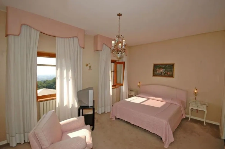 5 Bedrooms Villa