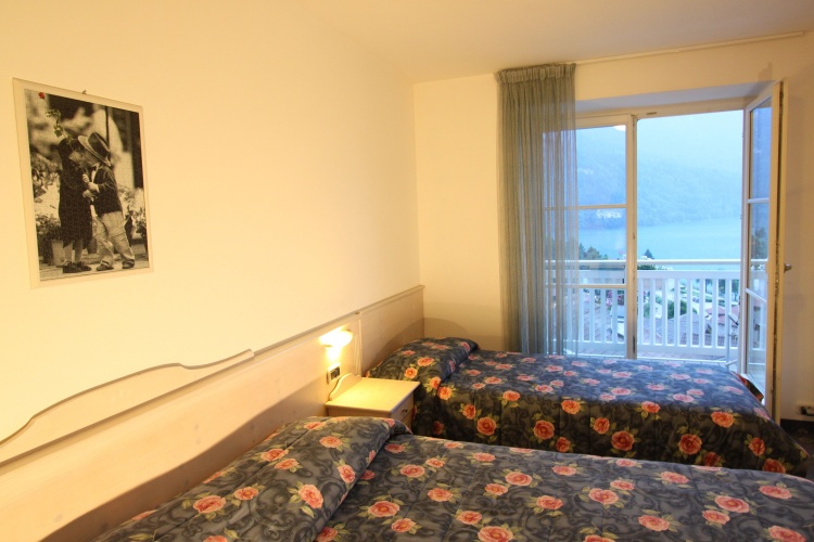 Standard Triple room with lake view
