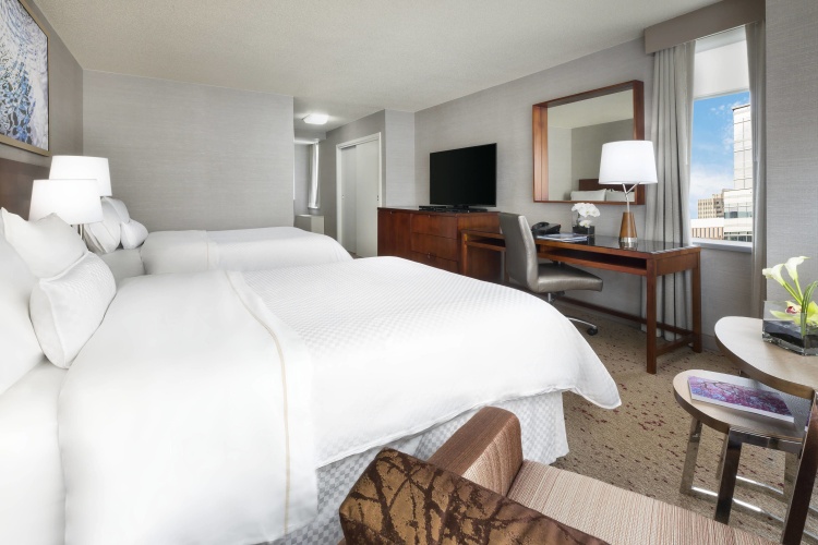 Standard Quadruple room with city view