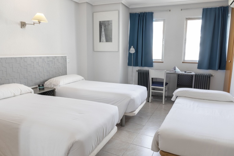 Standard Triple room