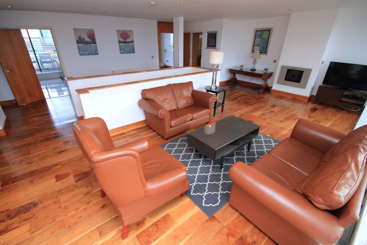 3 Bedrooms Deluxe Penthouse room with city view