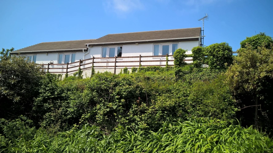 5 Bedrooms Bungalow