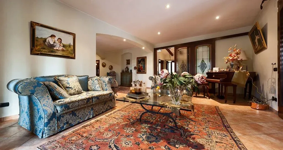 4 Bedrooms Classic Villa