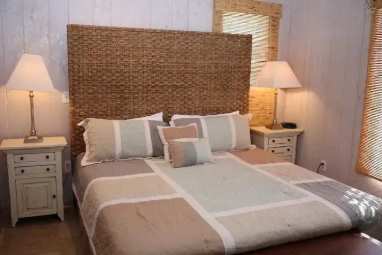 4 Bedrooms Cottage with balcony and beachfront