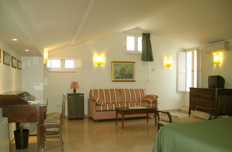 Standard Triple room