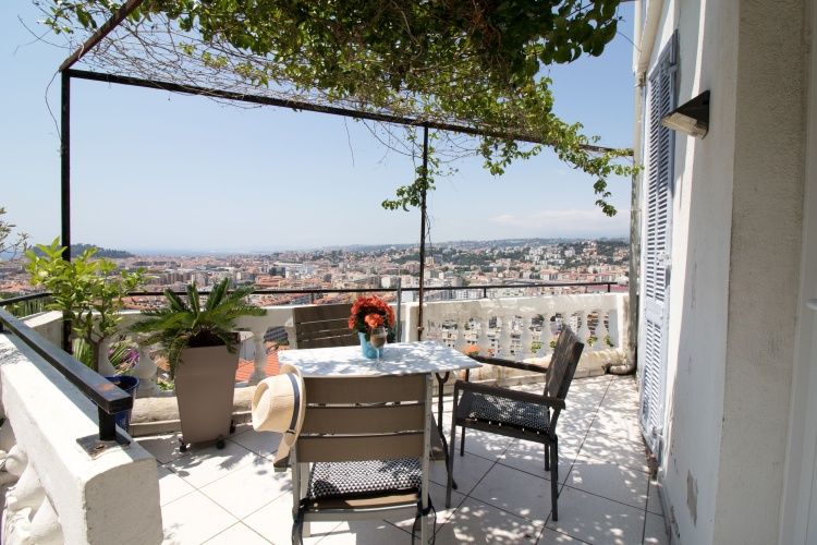 Standard Triple room with city view