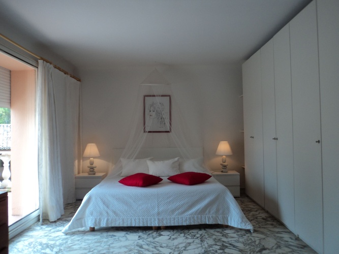 5 Bedrooms Villa